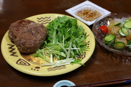 ハンバーグに酢の物に納豆