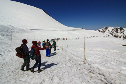 雪の大谷の外側の雪原