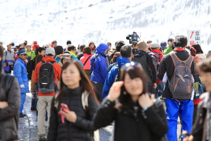 見物客で原宿通りのような混雑