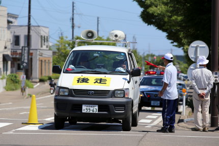 見張り役の車