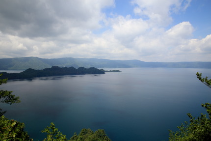 雄大な十和田湖を望みました