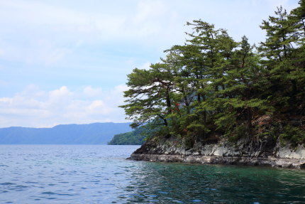 カルデラ湖と分かる絶壁