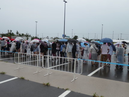 降りしきる雨