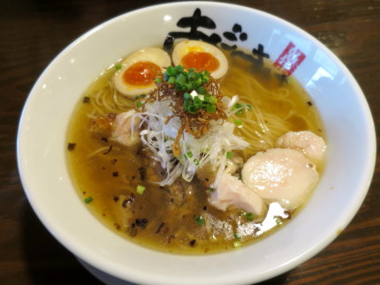 透き通った鶏スープに細麺