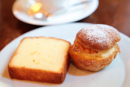 パウンドケーキとシュークリームと珈琲のセット