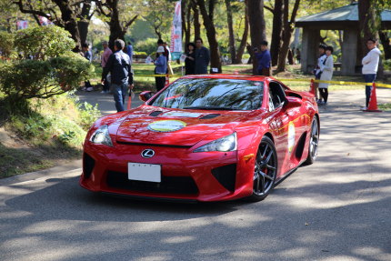 新しい車に先導