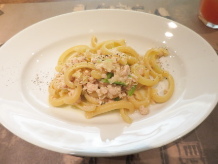 鶏肉のラグーソーススパッカテッレ