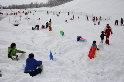 子供達が雪の上で楽しそうに遊んでいました
