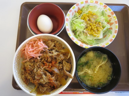 サラダに味噌汁、生卵