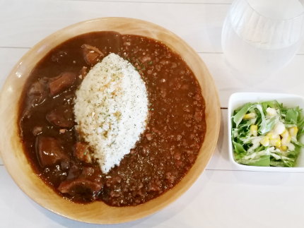 辛口キーマカレーと牛すじカレーのWカレー（サラダ付き）780円