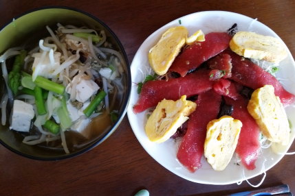 豪華マグロ丼と豆腐と野菜の味噌汁