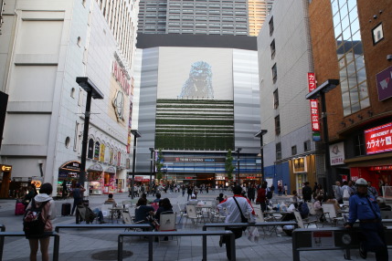 旧新宿コマ劇場の前