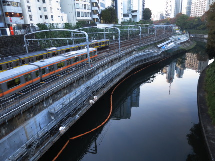 高層ビルに電車に