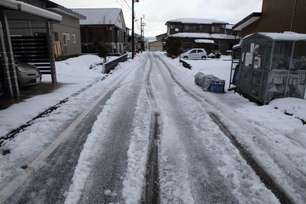 1月12日(木)、高田観測所記録　降雪量8cm積雪量11cm