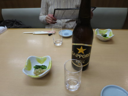 瓶ビールで注ぎ合いし