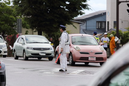 警察官やボランティアの方が交通整理