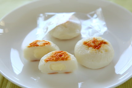 ひと口サイズの蒲鉾の中に柔らかめのチーズが入っています