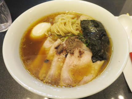 チャーシューワンタン味玉醤油Soba1700円(税込)