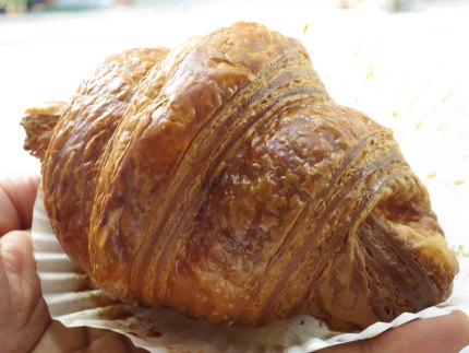 クロワッサン・エシレ　50％ブール（有塩）　Croissant Échiré 50％ beurre　本体価格400円 （税込432円）