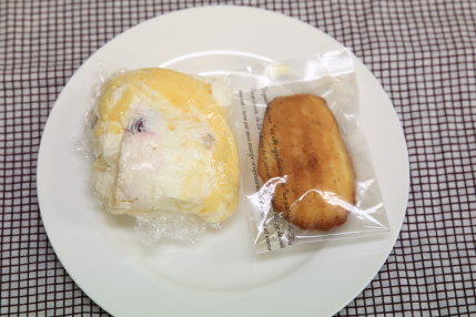 ケーキの端っこ100円（税別）とキズありマドレーヌ100円（税別）