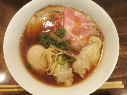 特製醤油拉麺1100円（税込）