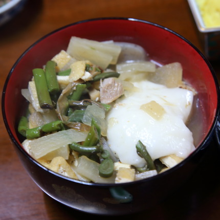 雑煮の具は、鶏肉、竹輪、ぜんまい、大根、蒟蒻、油揚げ、焼き豆腐。餅は朝日池総合農場さんの農場のこがねもち白餅。