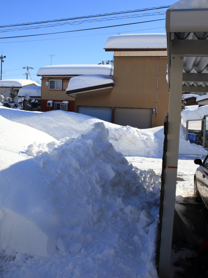 カーポートの脇におろした雪