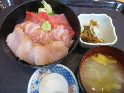 まぐろ三昧丼1500円(税込)