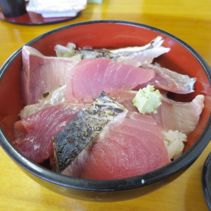 海鮮丼700円(税込)