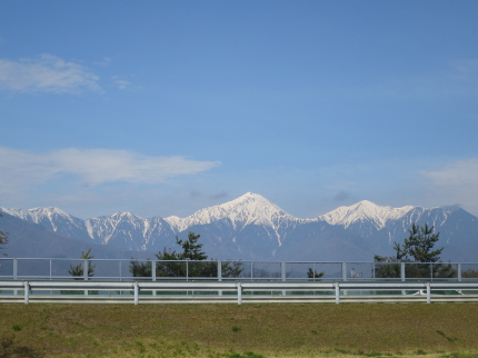 雪を被った綺麗な山