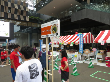 ラーメン販売ブースの前