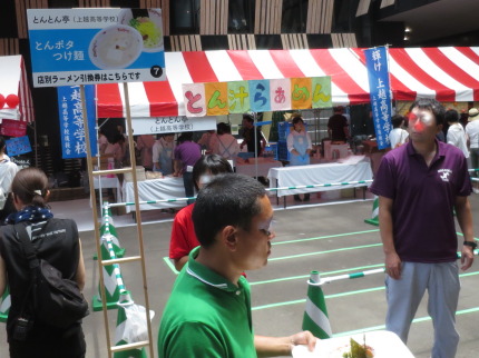 上越高校とんとん亭に並ぶ人が少なかった