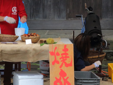 焼き栗機で焼いている