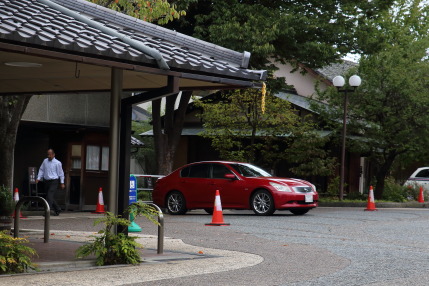 小布施堂の栗の点心朱雀を食べに来た方が車を停めてしまっていました