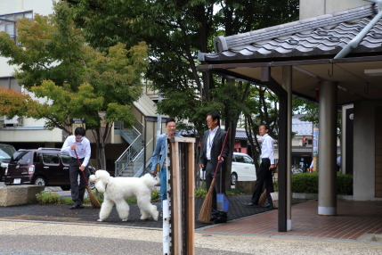 支店の回りを掃除しながら、近所の方と雑談