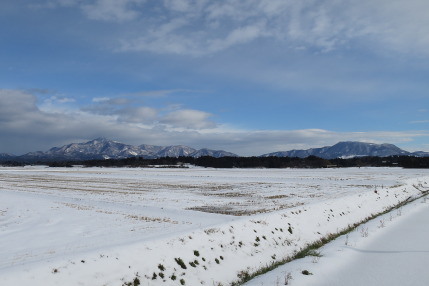 雪の米山と尾神岳