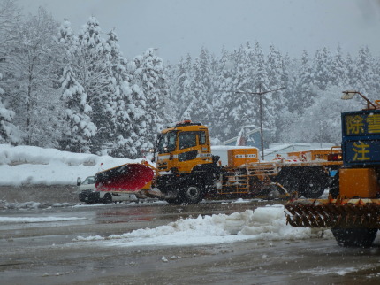 大きな自動車の前に除雪プレートがついて