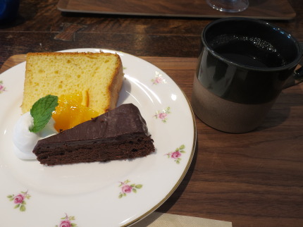 シフォンケーキとチョコレートケーキにコーヒー