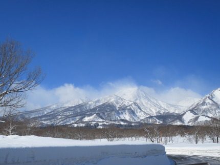 青空と妙高山の雪景色