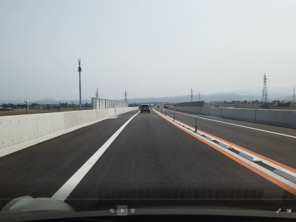 開通した道路を走行