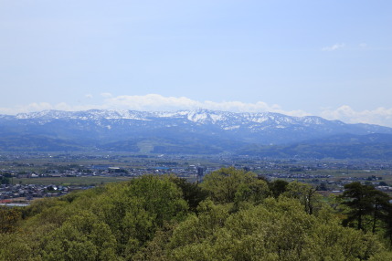 雪が残る山々