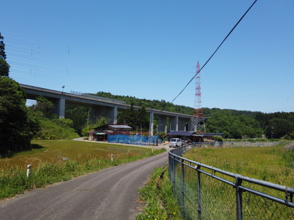 下正善寺に向かう道と高速道路が交わる所