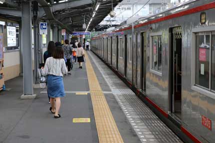 電車を乗り継ぎ