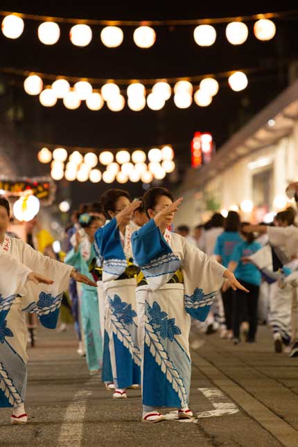 踊りの風景にも祭