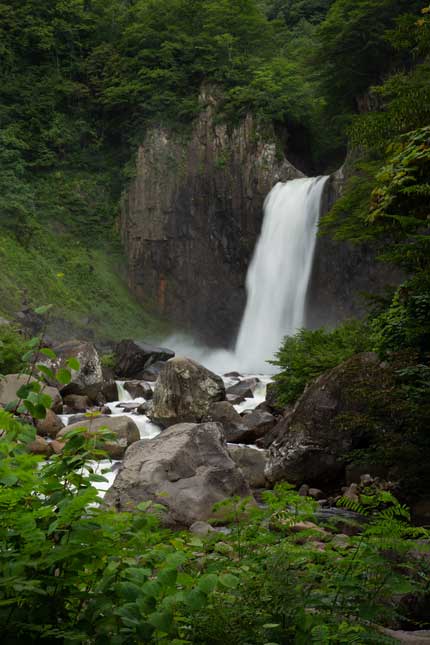 関川の北側からの苗名滝