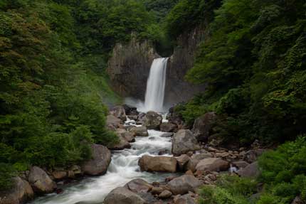 北側から離れた苗名滝