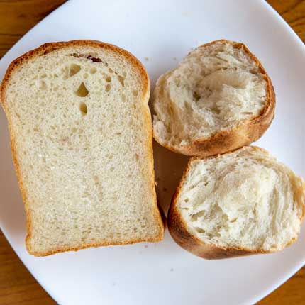 山食パンと丸パンの断面