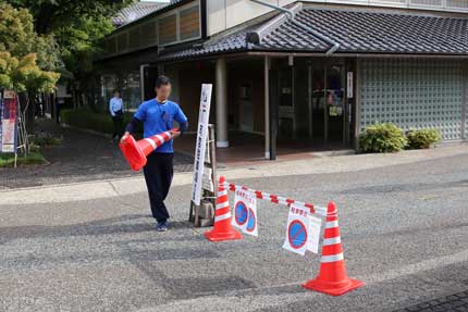 小布施堂の係員が駐車場を開放