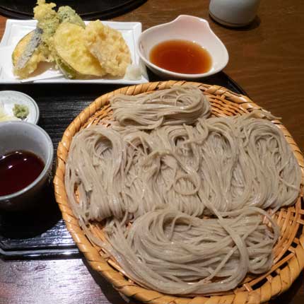 戸隠二八そばの野菜天ざる大盛1610円税込