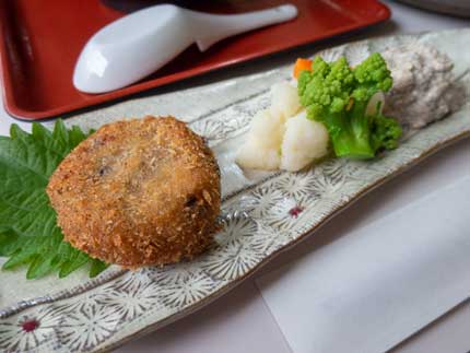 里芋レンコン黒豆のもっちりコロッケ、茹で野菜ヴィーガンタルタル